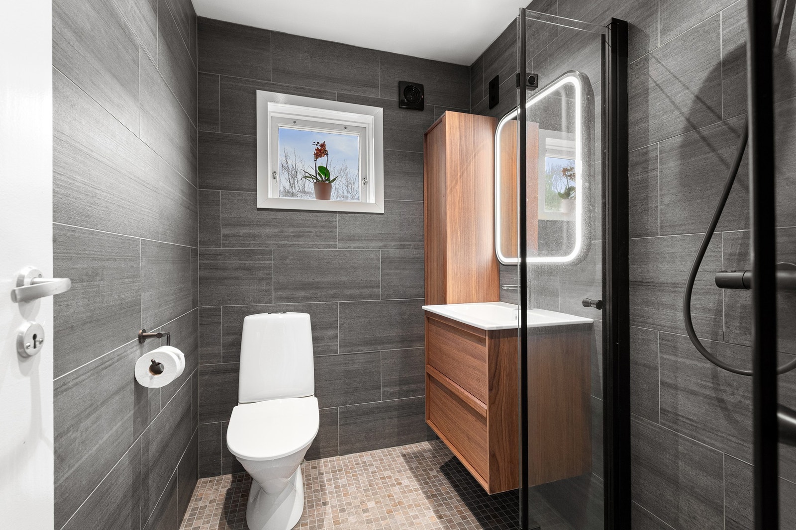 Lekkert flislagt bad pusset opp i 2023 Galleribilde