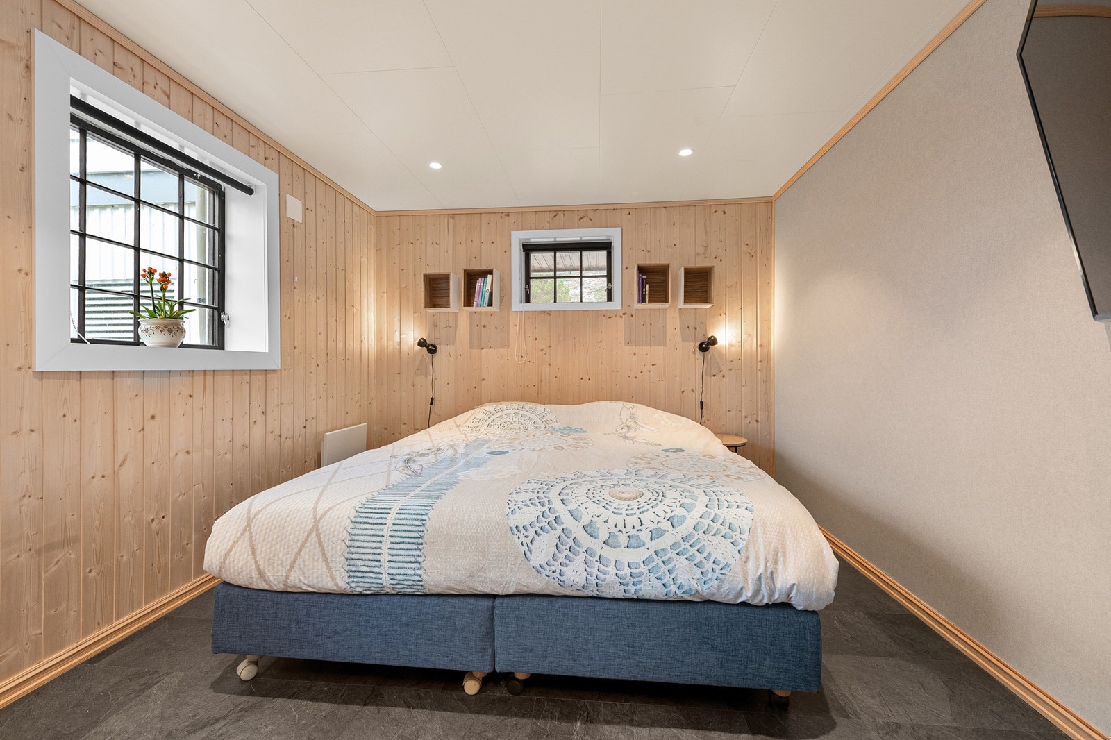 Romslig og koselig soverom med spotter i tak Galleribilde