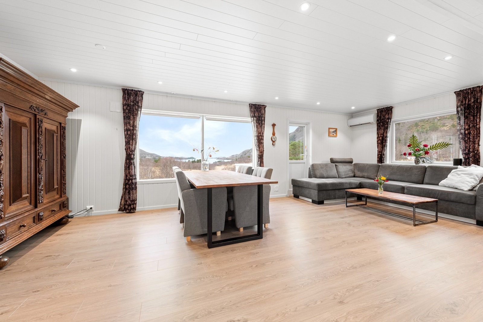 Store vindusflater og svært fin utsikt Galleribilde