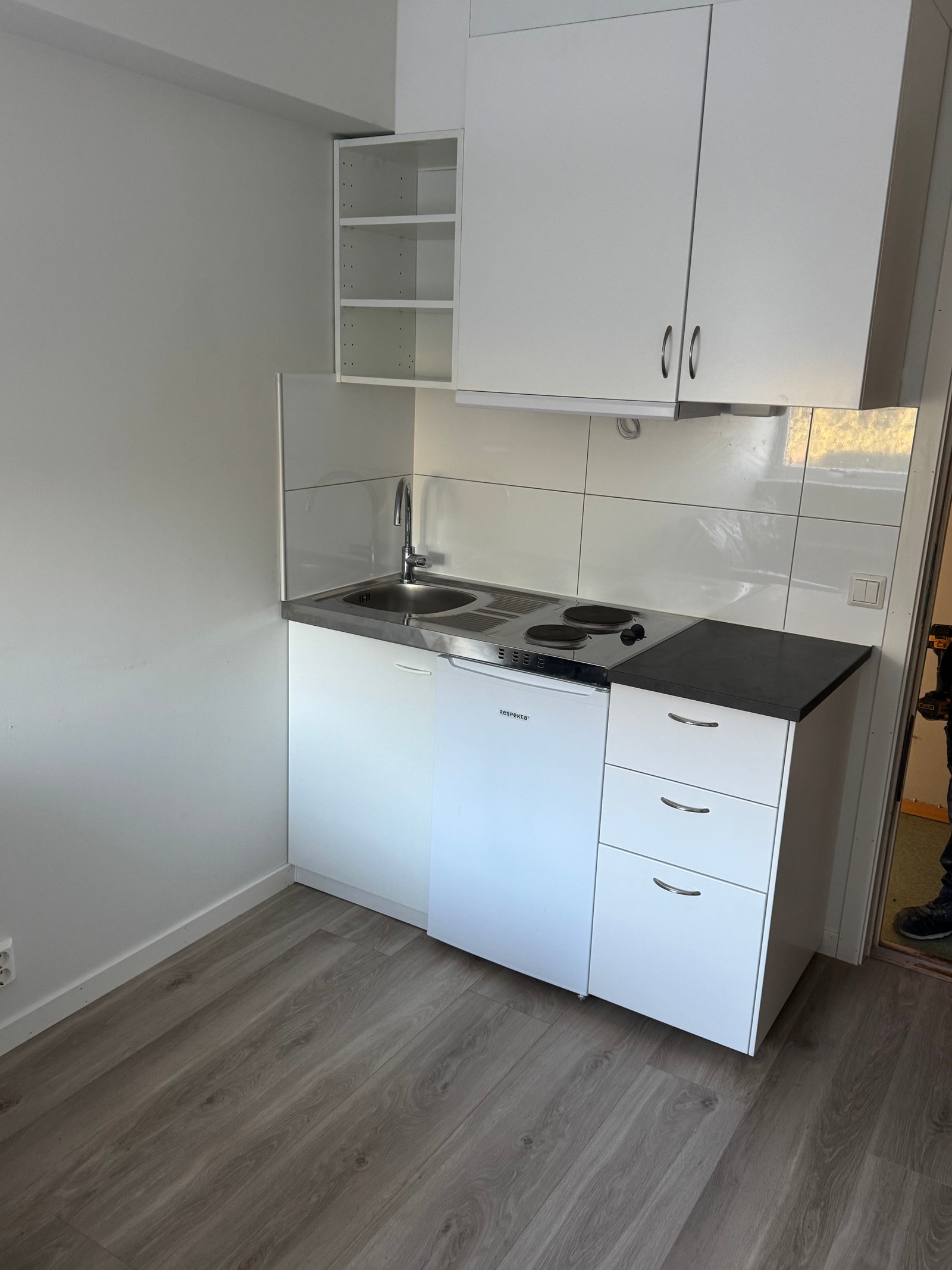 Innvendige bilder er referansebilder og kan fravike fra aktuell bolig. Leiligheten er under oppussing. Galleribilde