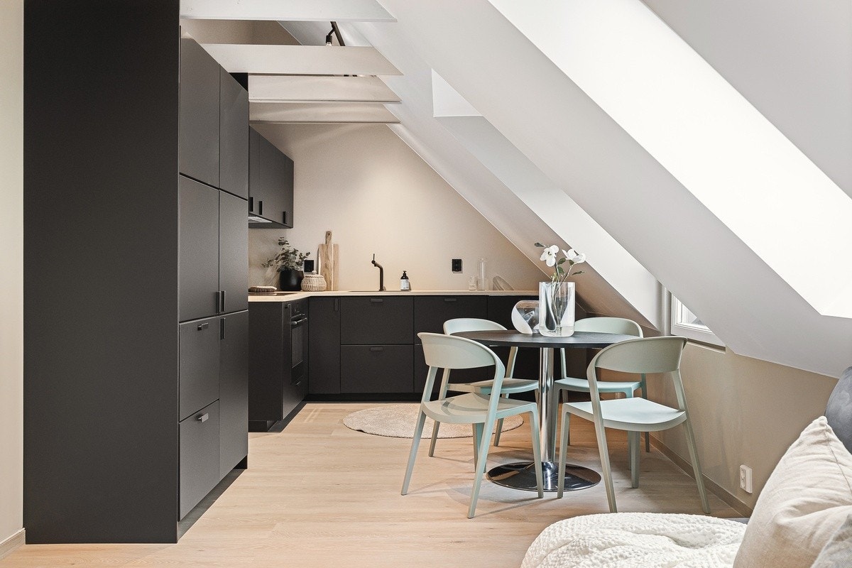 Leiligheten ble pusset opp i 2022/2023. Leiligheten har god takhøyde og store vinduer som gir mye lysinnslipp. Sofa, sofabord og spisebord med stoler medfølger. Galleribilde