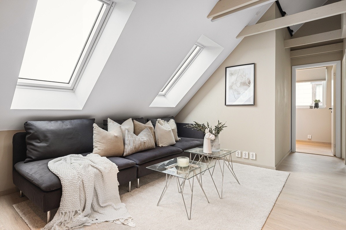 Leiligheten ble pusset opp i 2022/2023. Leiligheten har god takhøyde og store vinduer som gir mye lysinnslipp. Sofa, sofabord og spisebord med stoler medfølger. Galleribilde