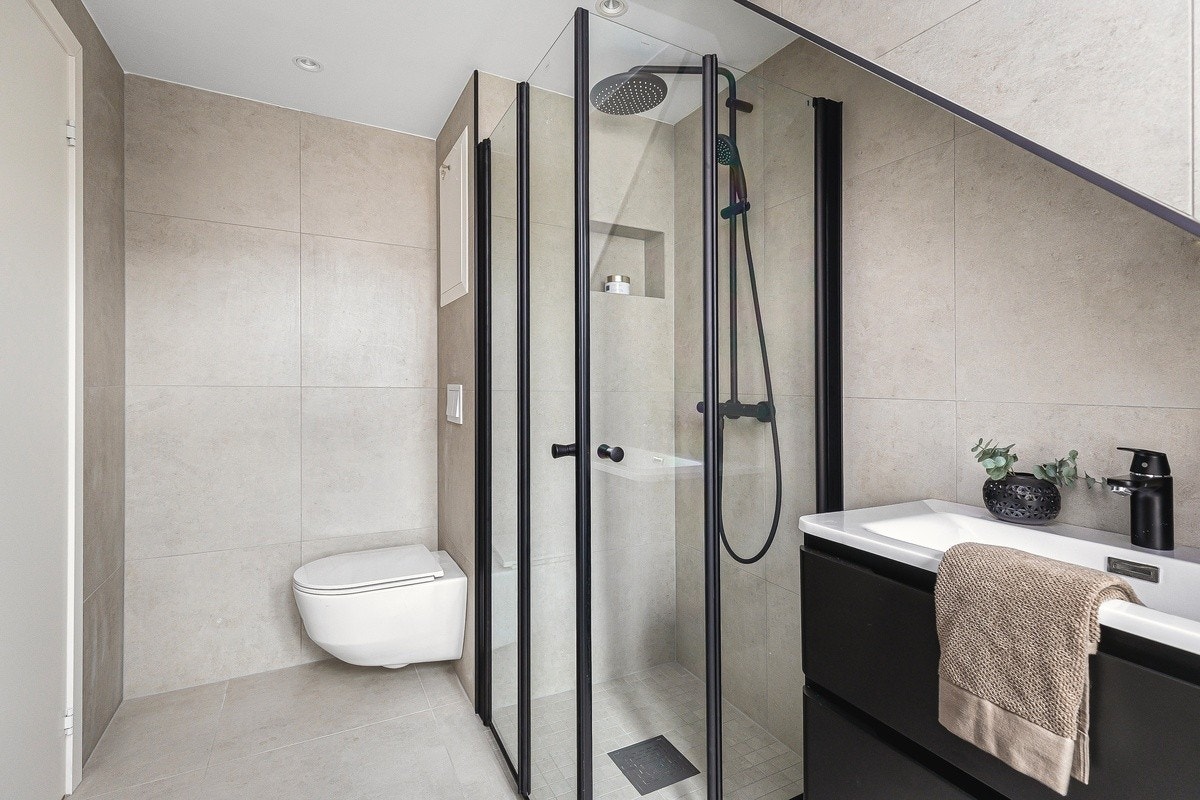 Delikat bad med storformatflis, varme i gulv, spotter mm. Kombinert vask/tørk følger leiligheten. Stort baderomsspeil ble montert etter at bilder ble tatt. Galleribilde