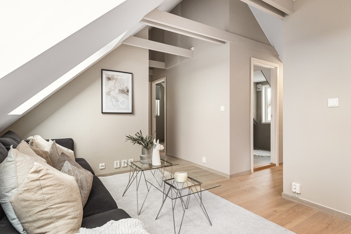 Leiligheten ble pusset opp i 2022/2023. Leiligheten har god takhøyde og store vinduer som gir mye lysinnslipp. Sofa, sofabord og spisebord med stoler medfølger. Galleribilde