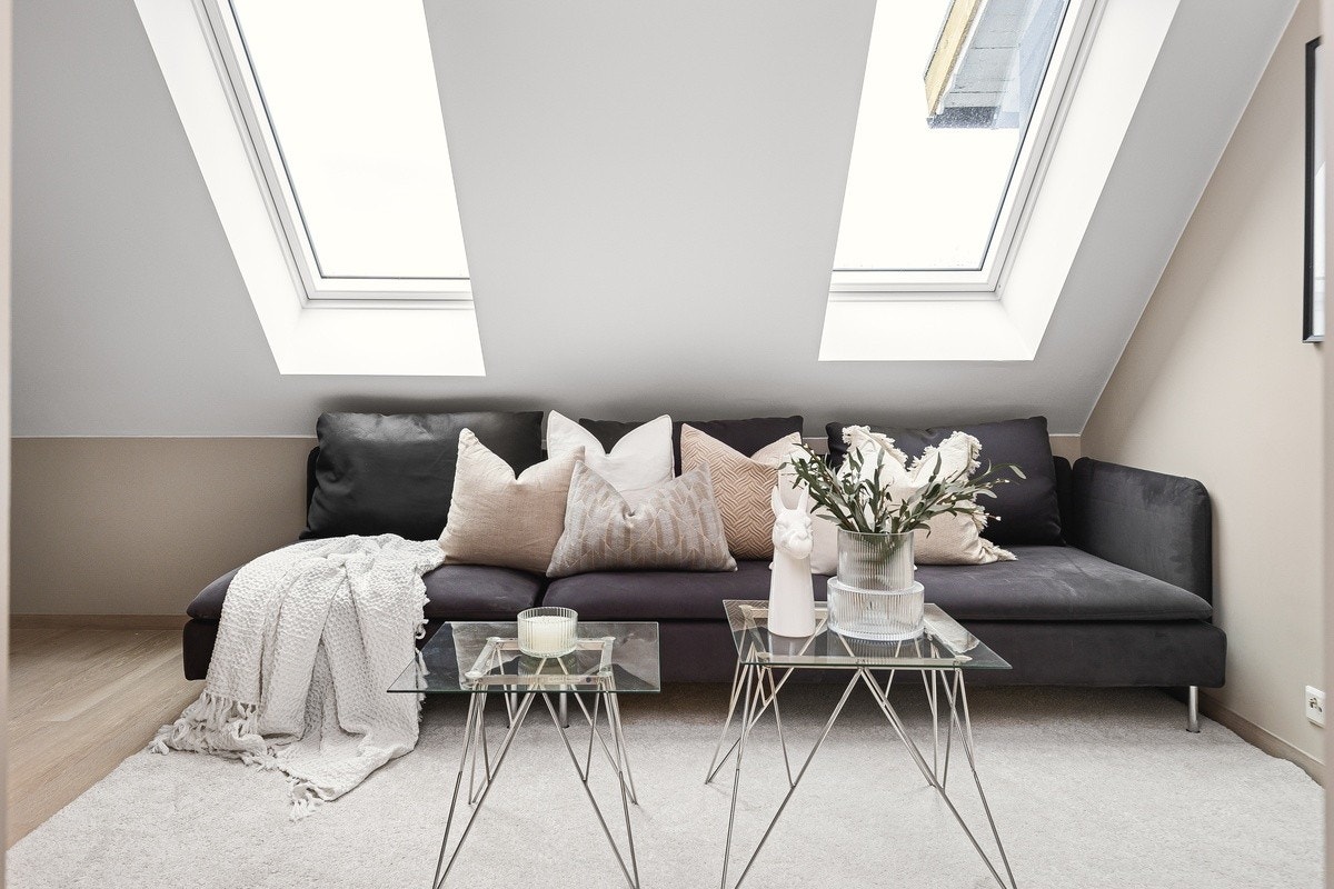 Leiligheten ble pusset opp i 2022/2023. Leiligheten har god takhøyde og store vinduer som gir mye lysinnslipp. Sofa, sofabord og spisebord med stoler medfølger. Galleribilde