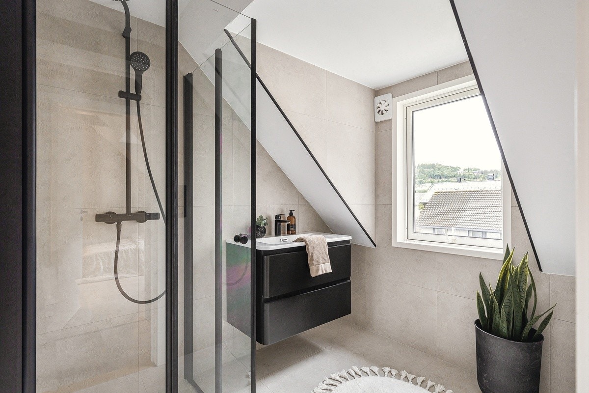 Delikat bad med storformatflis, varme i gulv, spotter mm. Kombinert vask/tørk følger leiligheten. Stort baderomsspeil ble montert etter at bilder ble tatt. Galleribilde