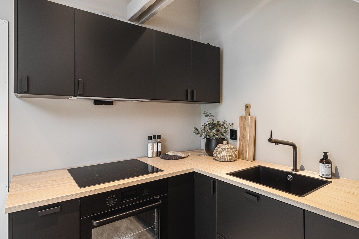 Råstilig kjøkken med integrerte hvitevarer og alt av kjøkkentilbehør. Kjøkkenet er nytt fra 2022/2023. Galleribilde