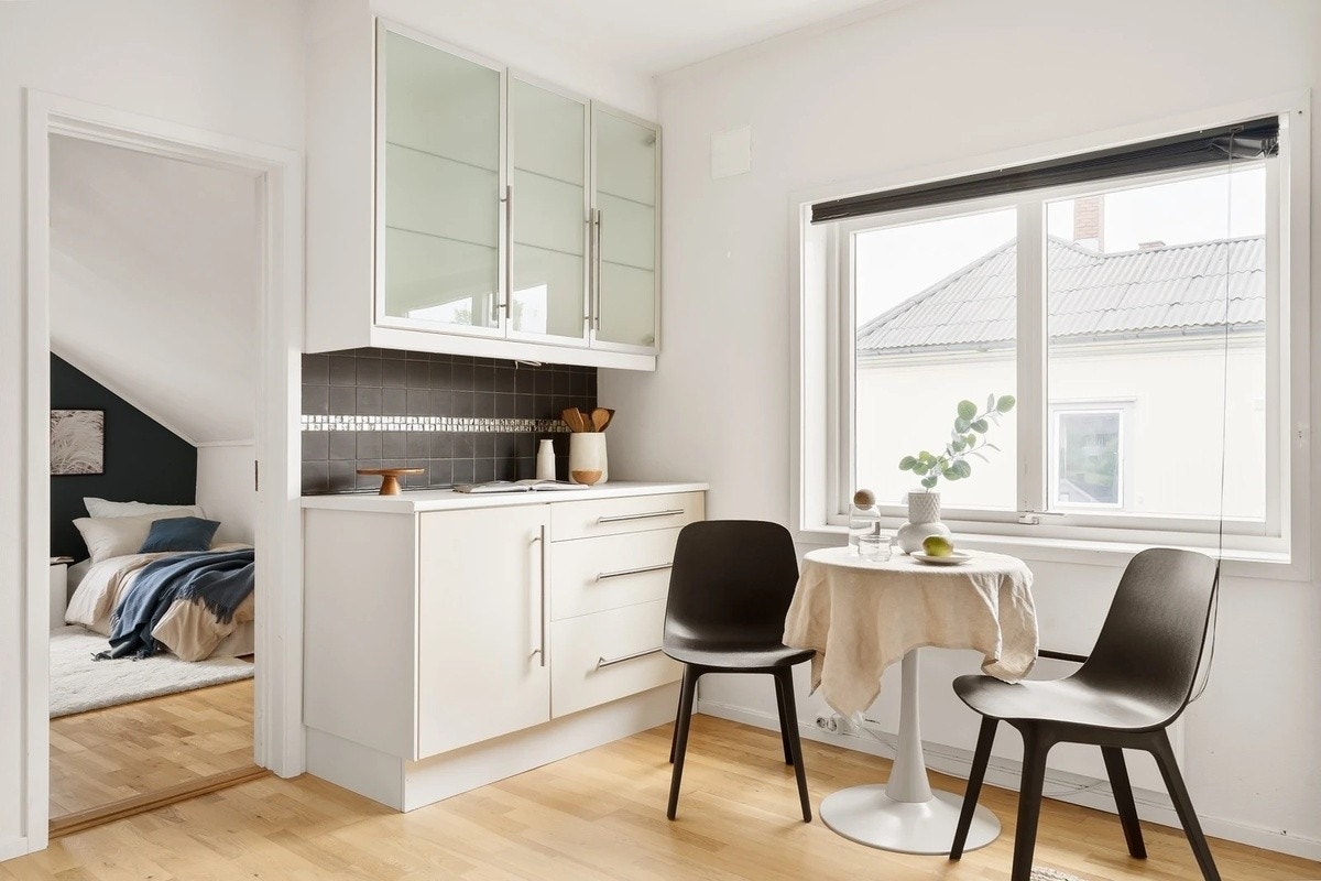 Lyst og funksjonelt kjøkken med godt med benkeplass Galleribilde