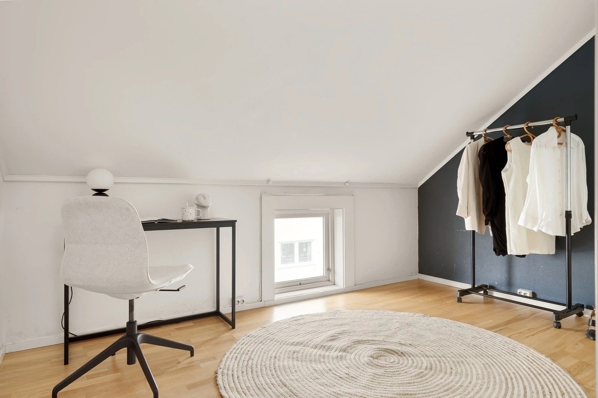 Soverom til leie møblert med seng og klesskap, klart for innflytting Galleribilde