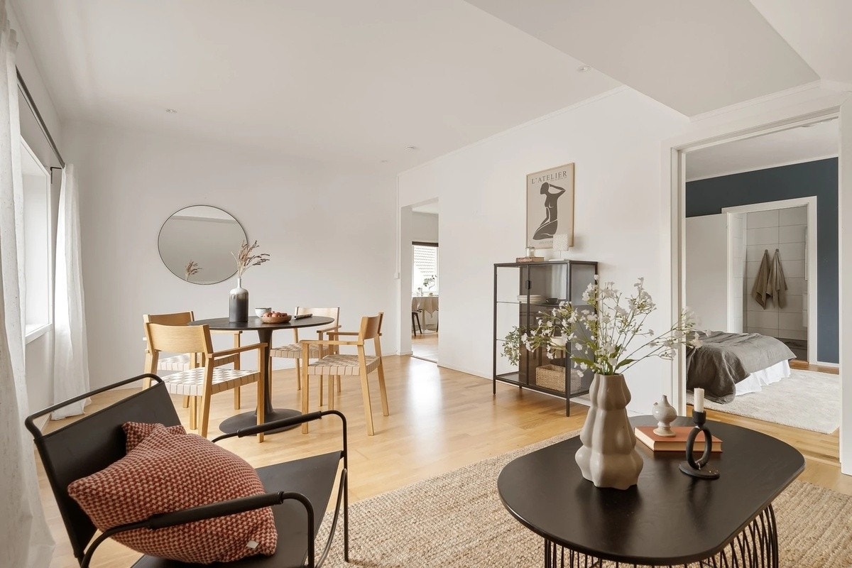 Lys og luftig stue med åpen utsikt en innbydende atmosfære for avslapning og samvær Galleribilde