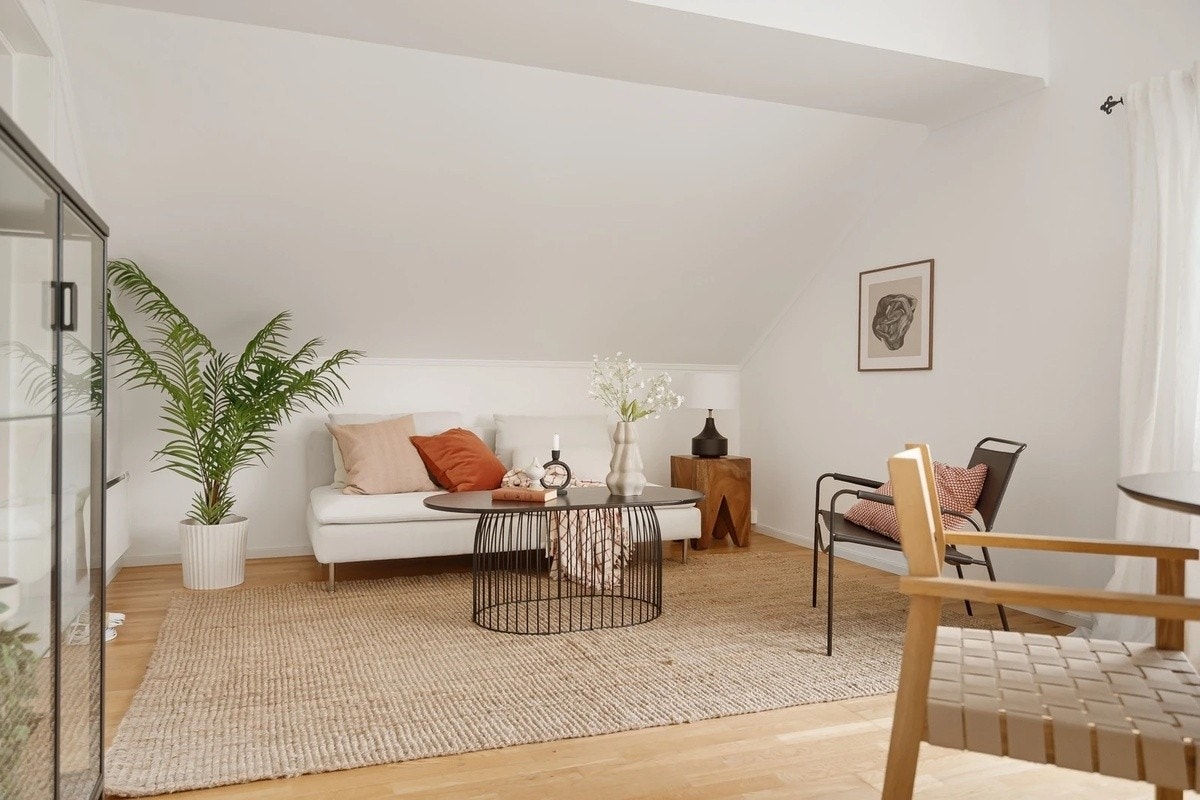 Sofaen er erstattet med en komfortabel hjørnesofa perfekt for chill og sosiale stunder Galleribilde