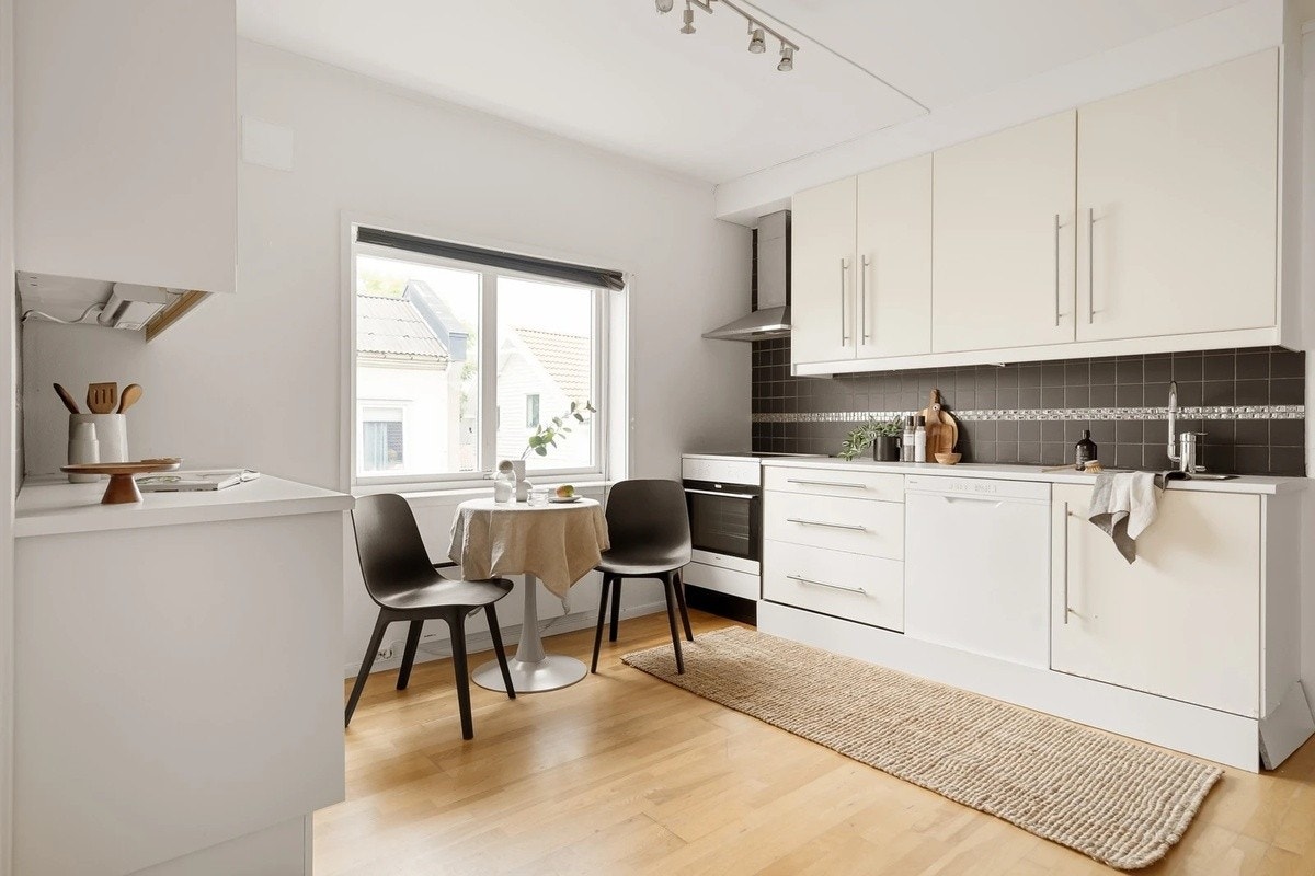 Bildene er hentet fra prospektet, og leiligheten er nå malt i varme beige toner med nytt, lyst gulv Galleribilde