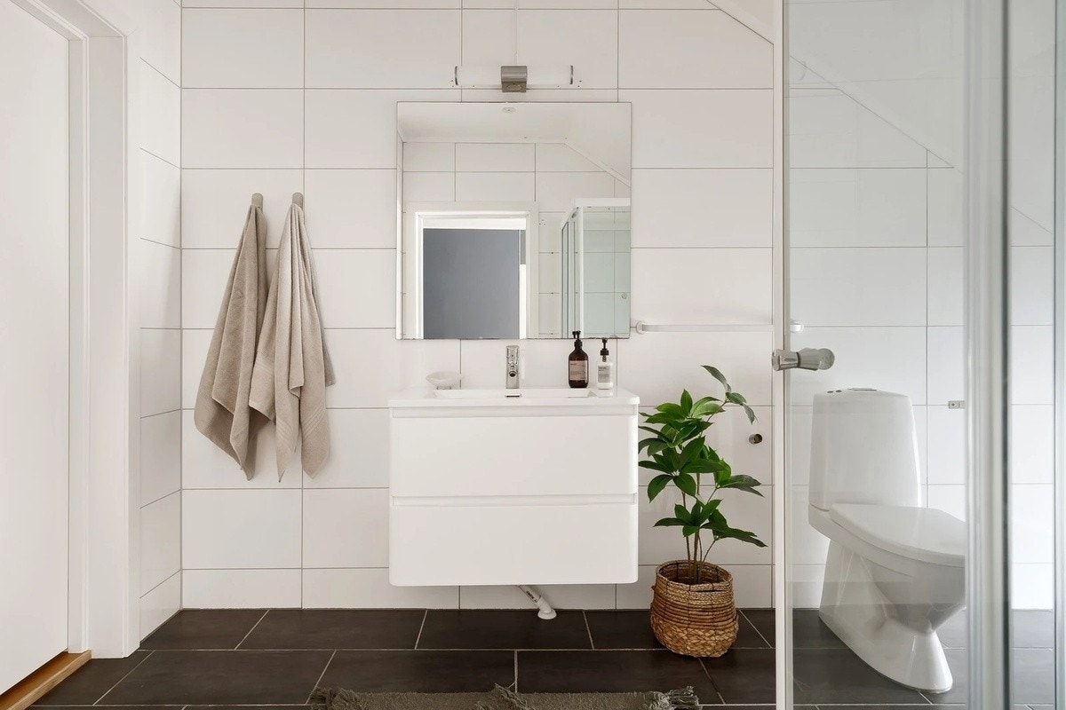 Praktisk bad med dusj og vaskemaskin alt du trenger i hverdagen Galleribilde