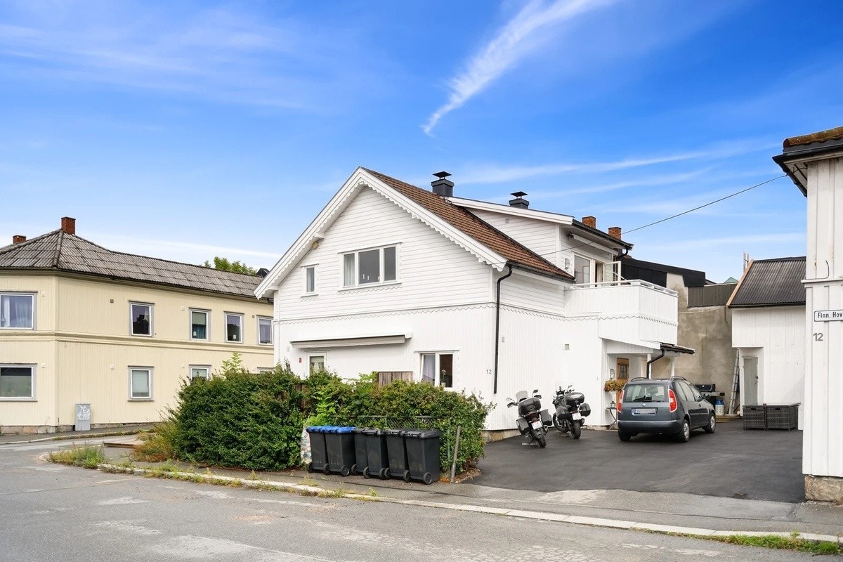 Mulighet for parkering . Holmen kort gangavstand til sentrum og høyskolen Galleribilde