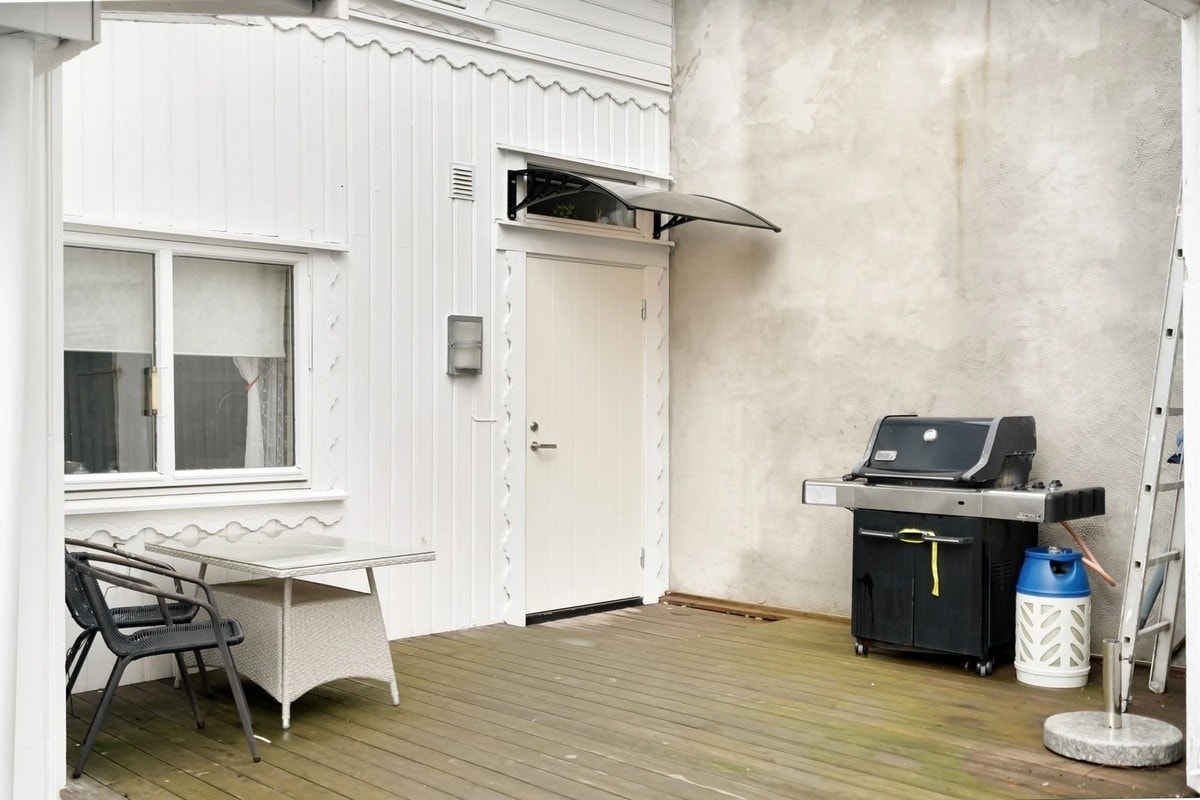 Egen inngang med tilhørende uteplass perfekt for late sommerdager Galleribilde