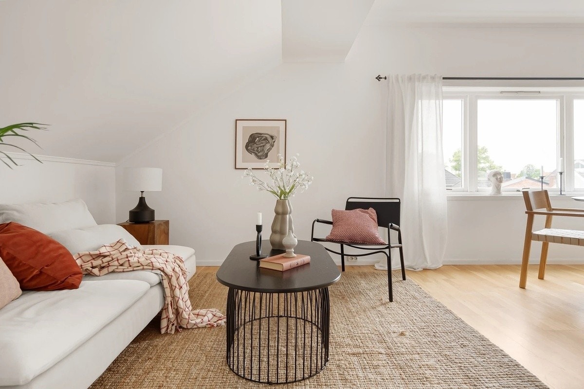 Lys og luftig stue med ny, romslig hjørnesofa perfekt for avslapning og hyggelige stunder Galleribilde