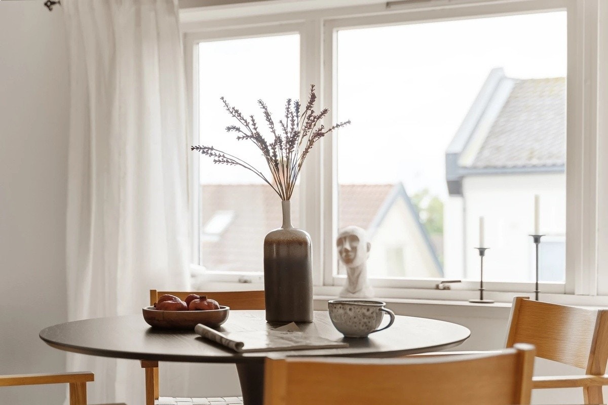 Spisebordet er erstattet med et stort langbord i eik perfekt for hyggelige måltider og sammenkomster Galleribilde