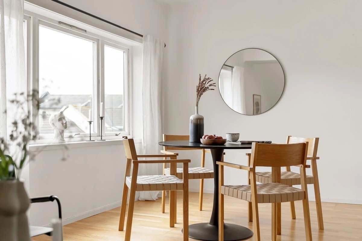 Spisestue med større spisebord mer plass for hyggelige måltider og samvær Galleribilde