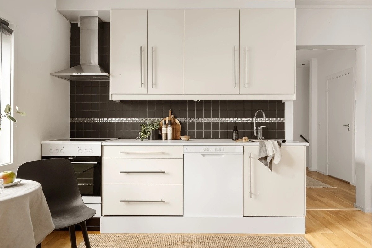 Velutstyrt kjøkken med god plass til matlaging og enkle hverdagsmåltider Galleribilde