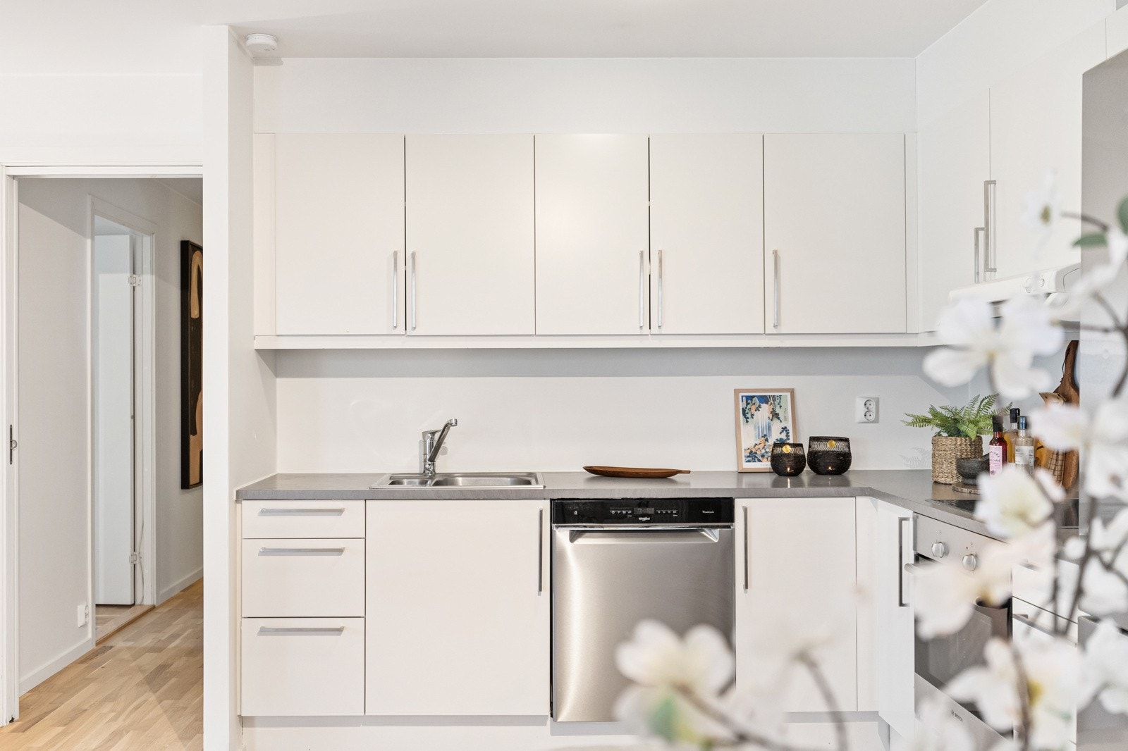 Kjøkken med hvitevarer Galleribilde