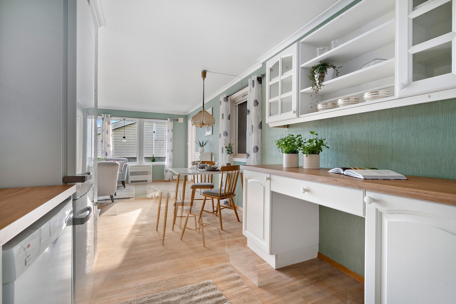 Den åpne løsningen mellom stue og kjøkken gjør det enkelt å være sosial med gjester, selv når man lager mat. Galleribilde