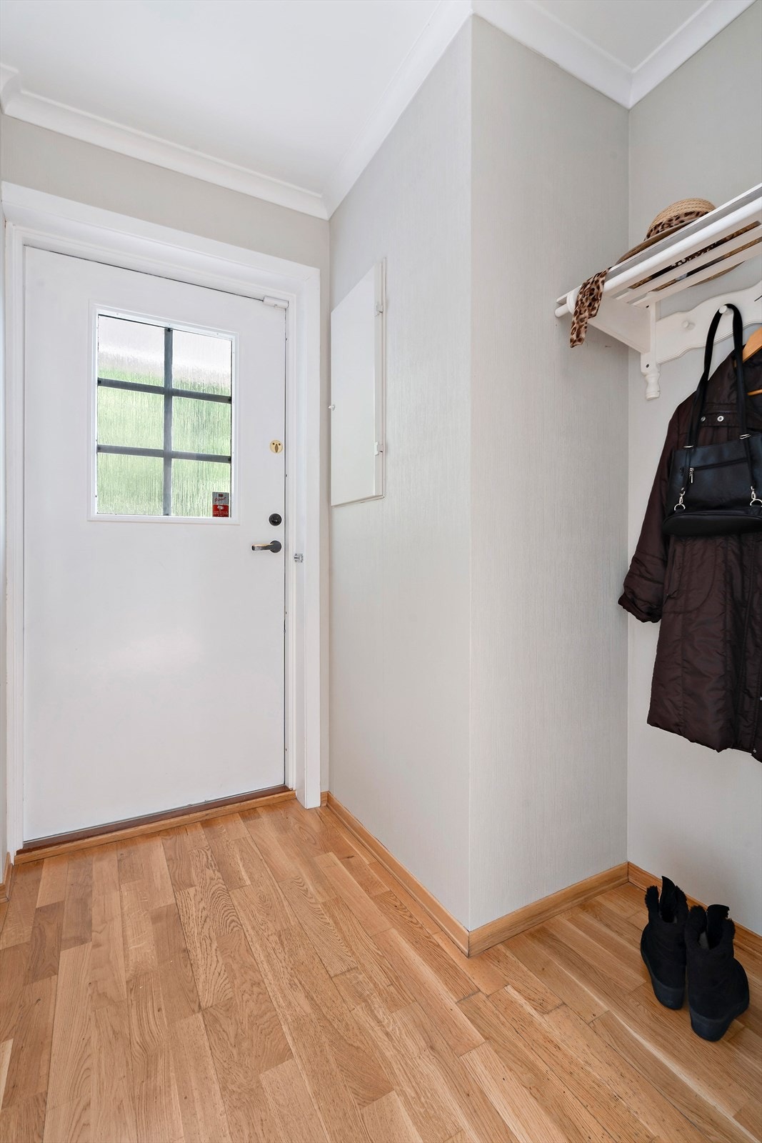 I vindfanget er det plass til oppheng av yttertøy og oppbevaring av sko. Velkommen inn! Galleribilde