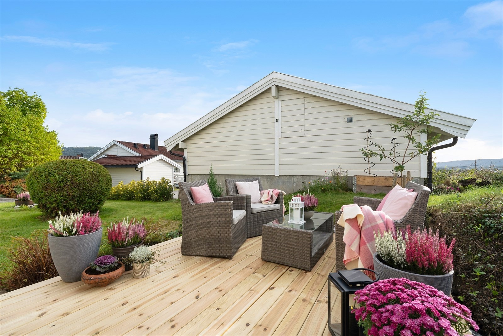 Boligen har en hyggelig uteplass med terrasseplatting og terrassemarkise. Galleribilde