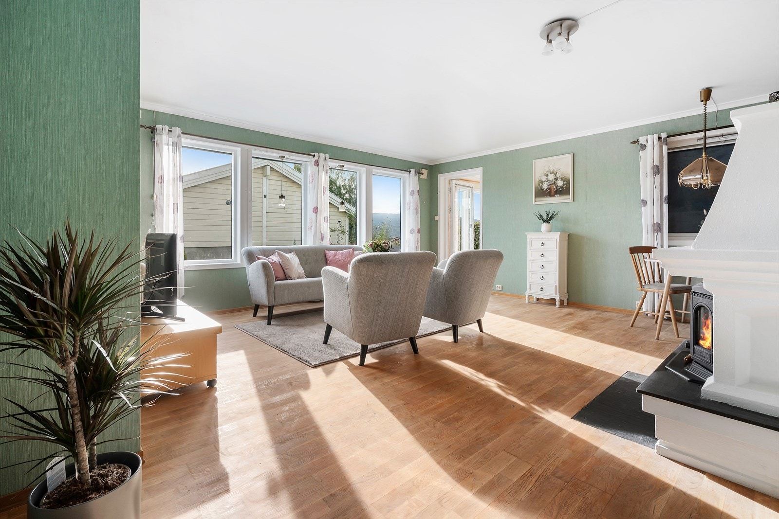 Et hyggelig allrom med utgang til innredet hagestue og egen uteplass. Galleribilde