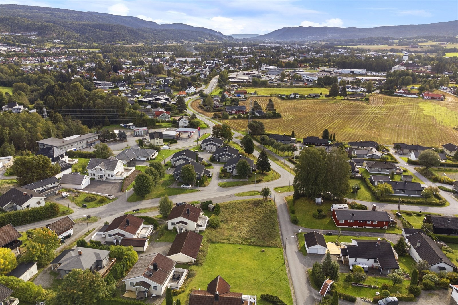 Boligen har kort gangavstand til Røren barneskole, barnehage og Eiker Kvikk idrettsanlegg, som tilbyr et variert aktivitetstilbud. I tillegg finnes det flotte turmuligheter samt gode fiske- og bademuligheter i marka like i nærheten. Galleribilde