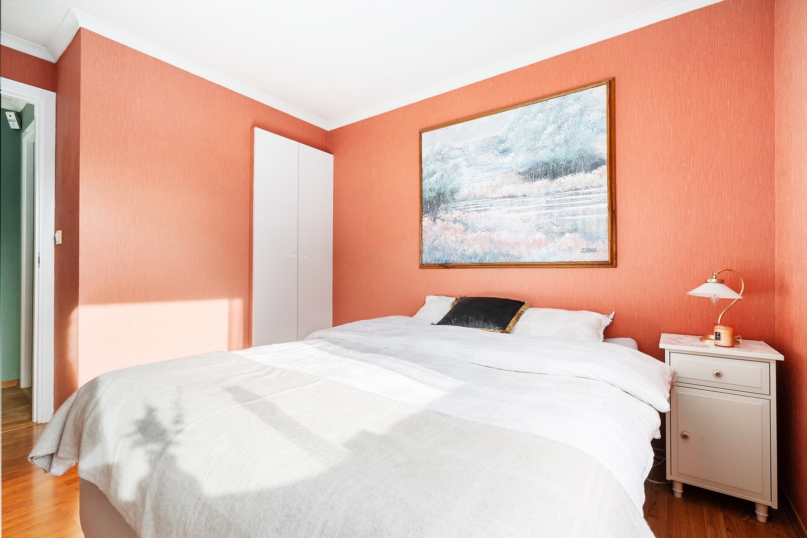 Hovedsoverommet har plass til møblering av dobbeltseng og har oppbevaring i innebygd garderobeskap. Galleribilde