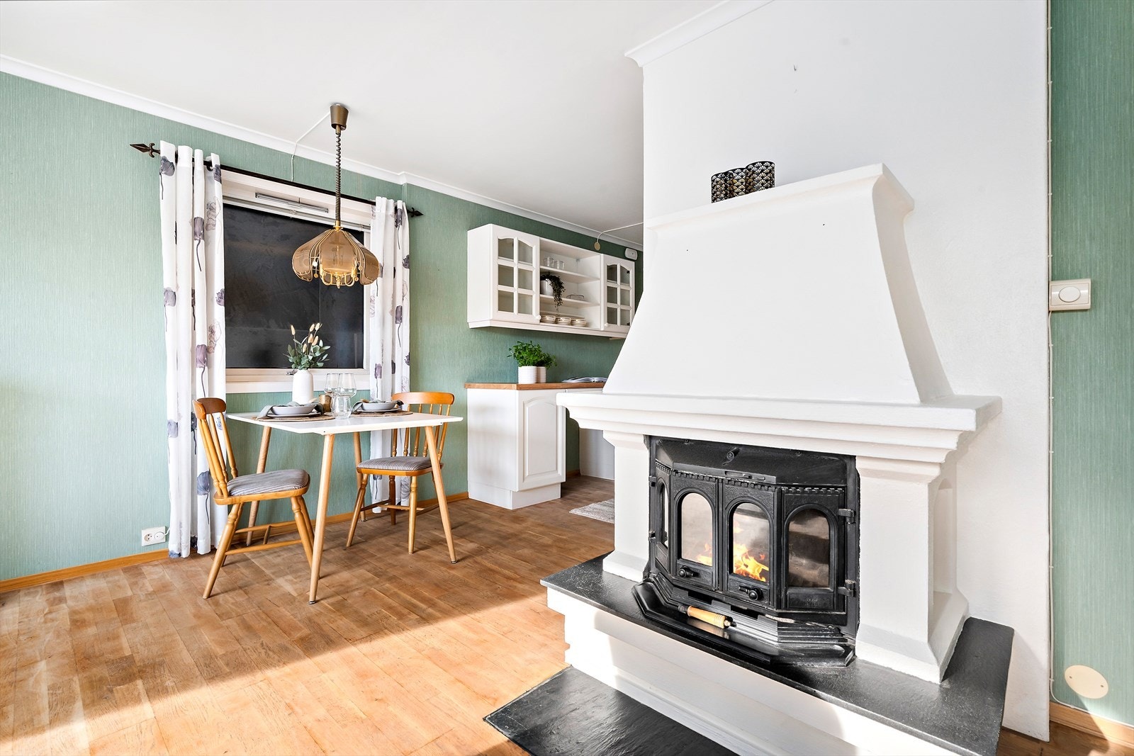 En innmurt peisinnsats sikrer god varme til rommet. Galleribilde