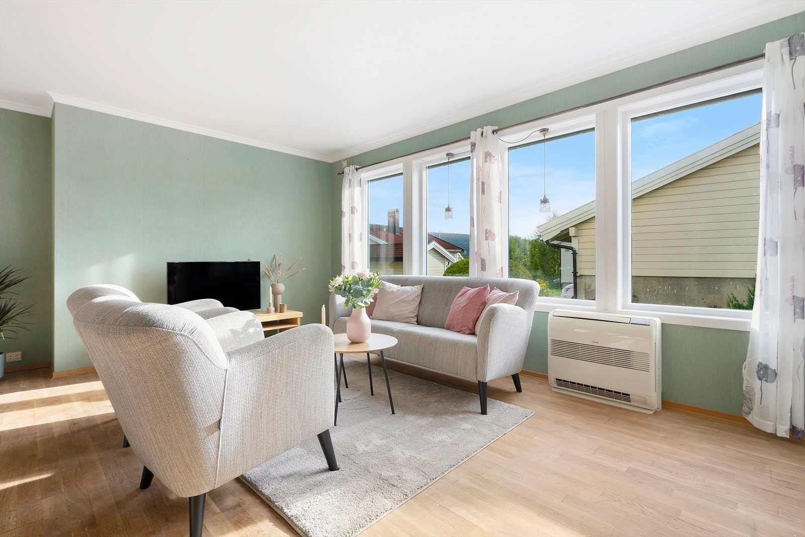 Store vindusflater slipper inn godt med naturlig dagslys. Galleribilde