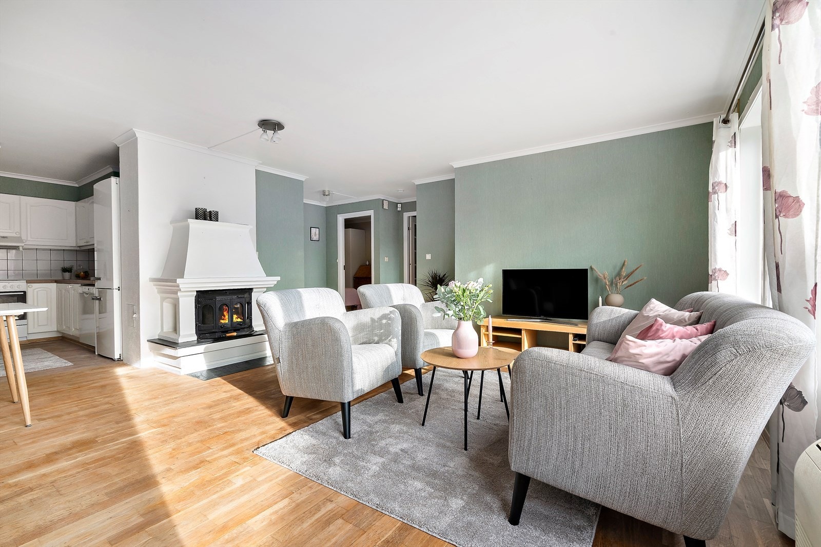 Innbydende og trivelig stue- og kjøkkenløsning. Galleribilde