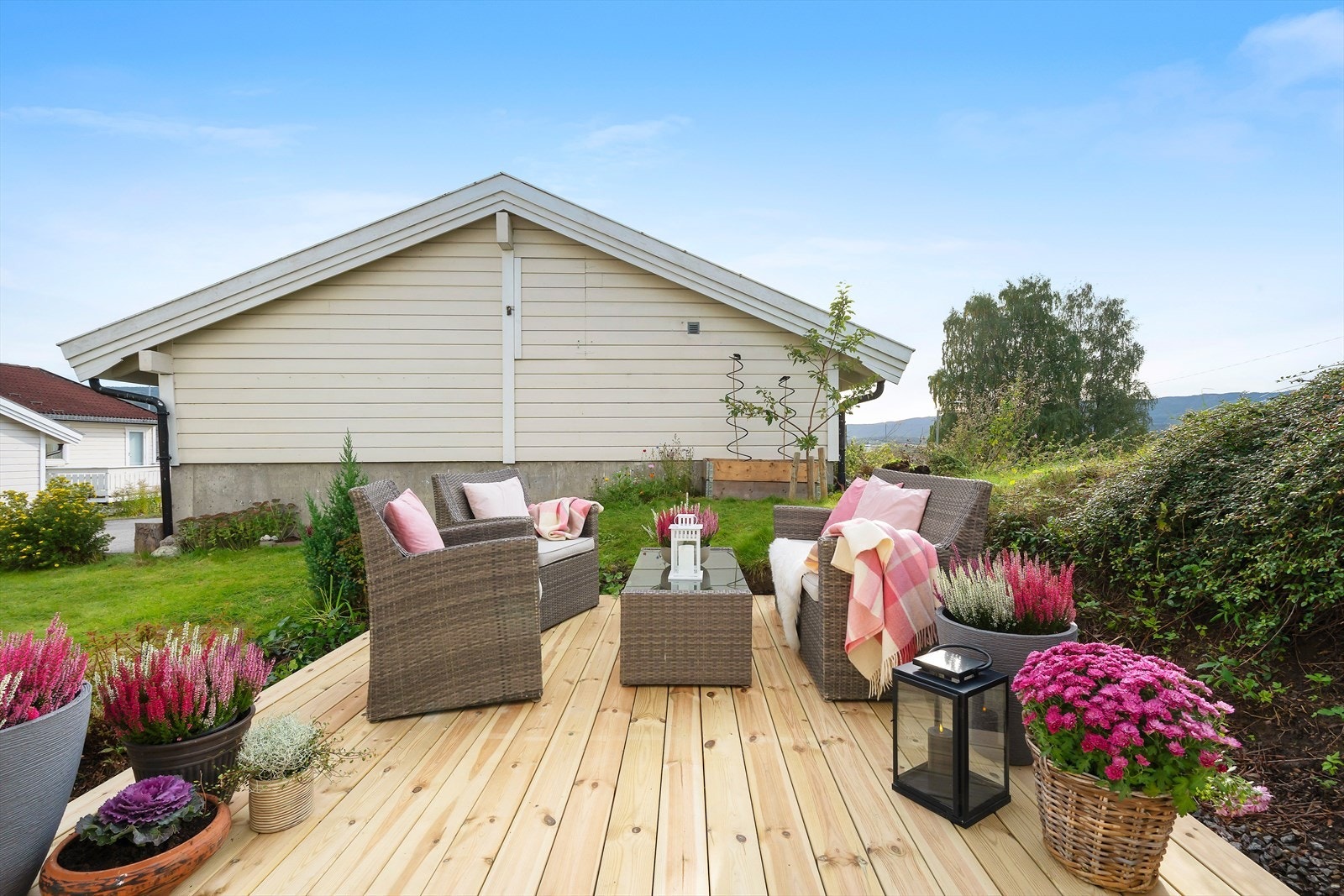 Utenfor har man den trivelige uteplassen - perfekt på fine dager! Galleribilde