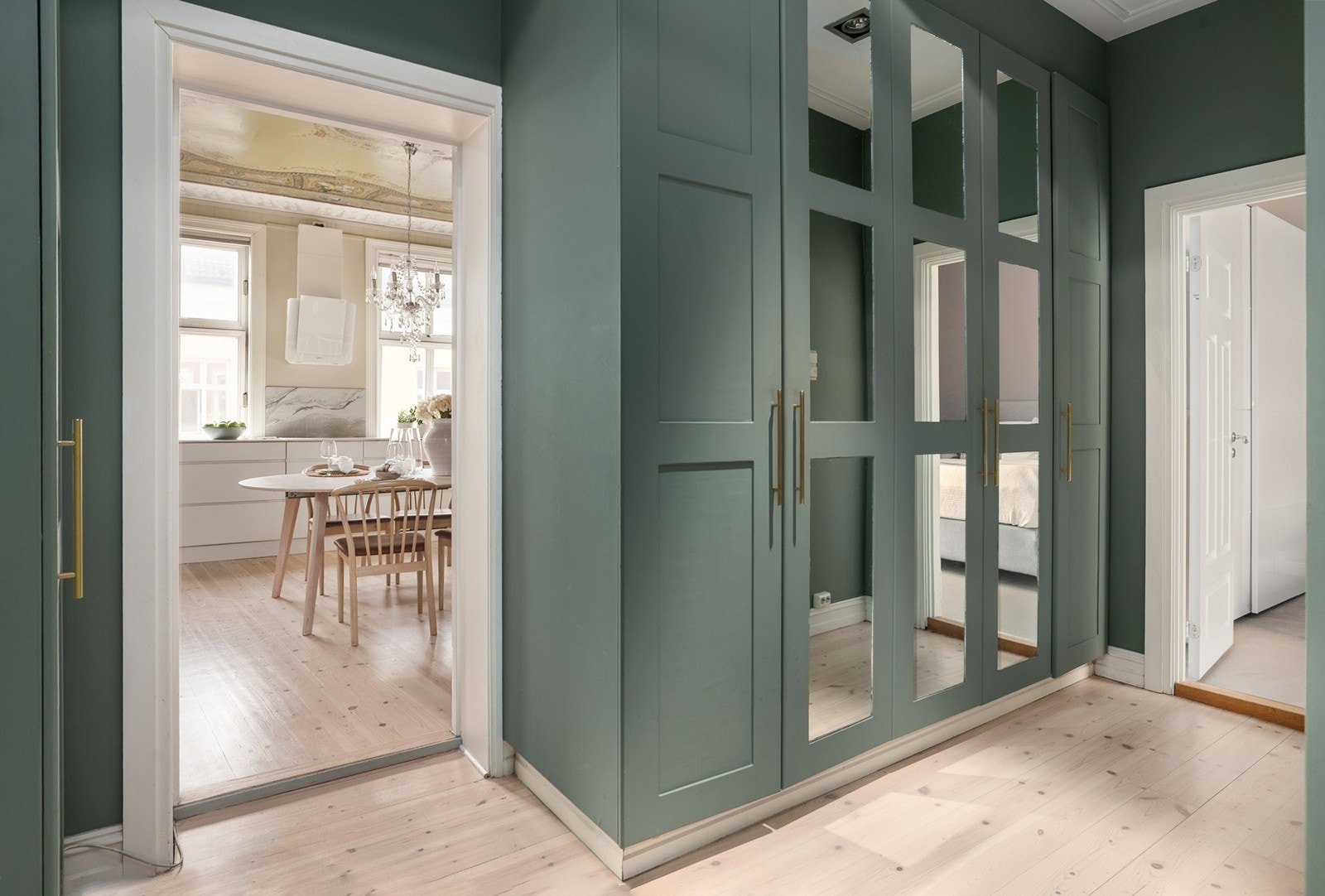 Innbydende gang med stor garderobe Galleribilde