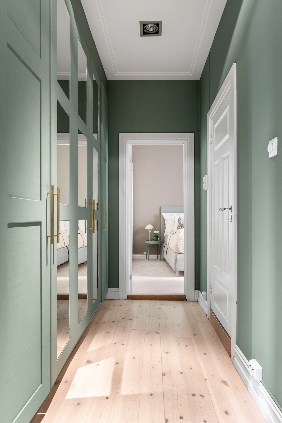 3. etasje: gang med mye skapplass og adkomst til hovedsoverom og bad Galleribilde