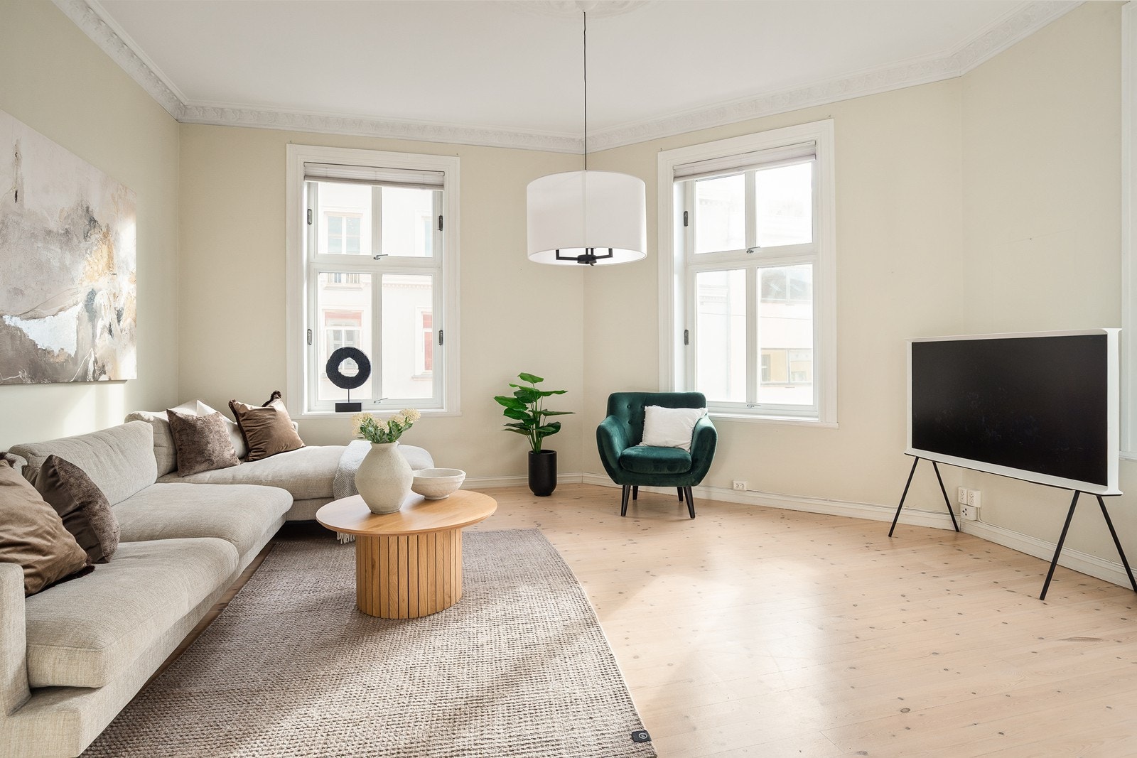 Romslig hjørnestue med god plass til det man måtte ønske av møblement Galleribilde