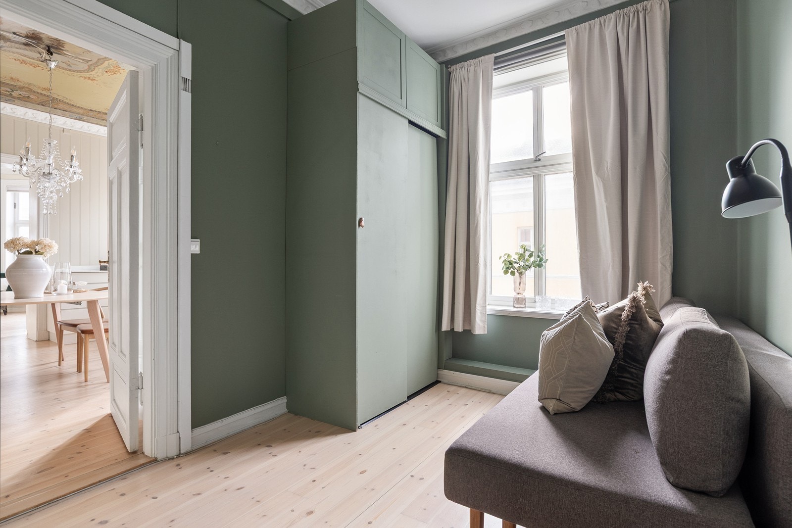 Soverom 2. Plass til seng og garderobe samt adkomst til trapperom med vaskemaskin. Galleribilde