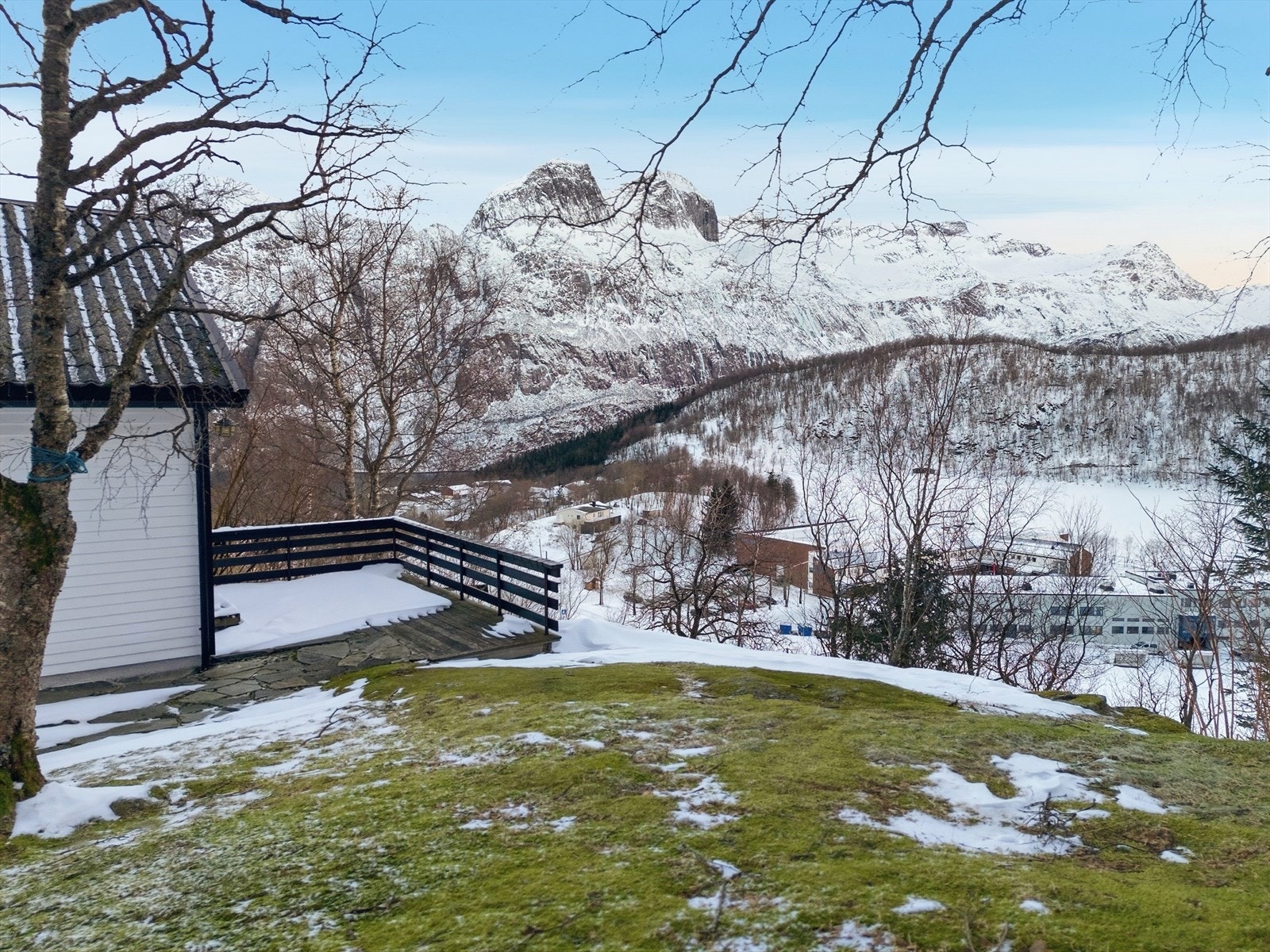 Stor terrasse med god plass til hyggelige sammenkomster med familie og venner. Galleribilde