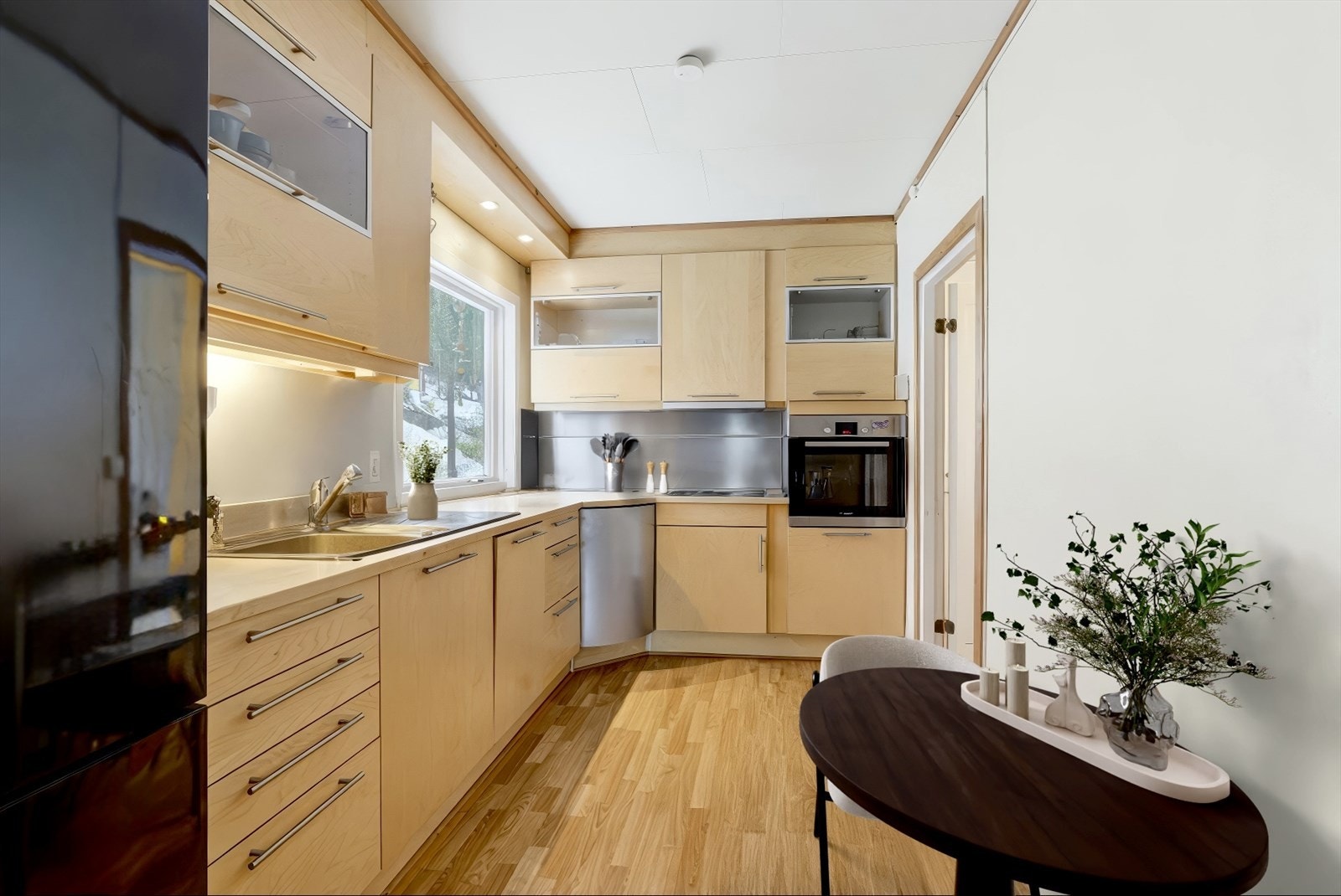 Det er integrert platetopp, ovn og oppvaskmaskin som medfølger. Galleribilde