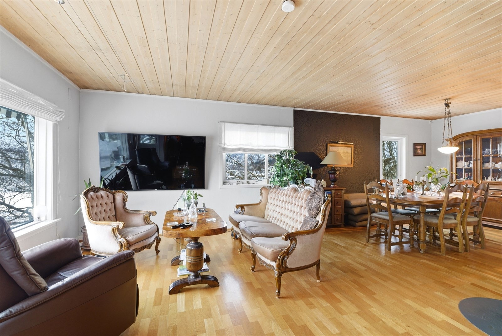 Luftig stue med god plass til sittegrupper. Galleribilde