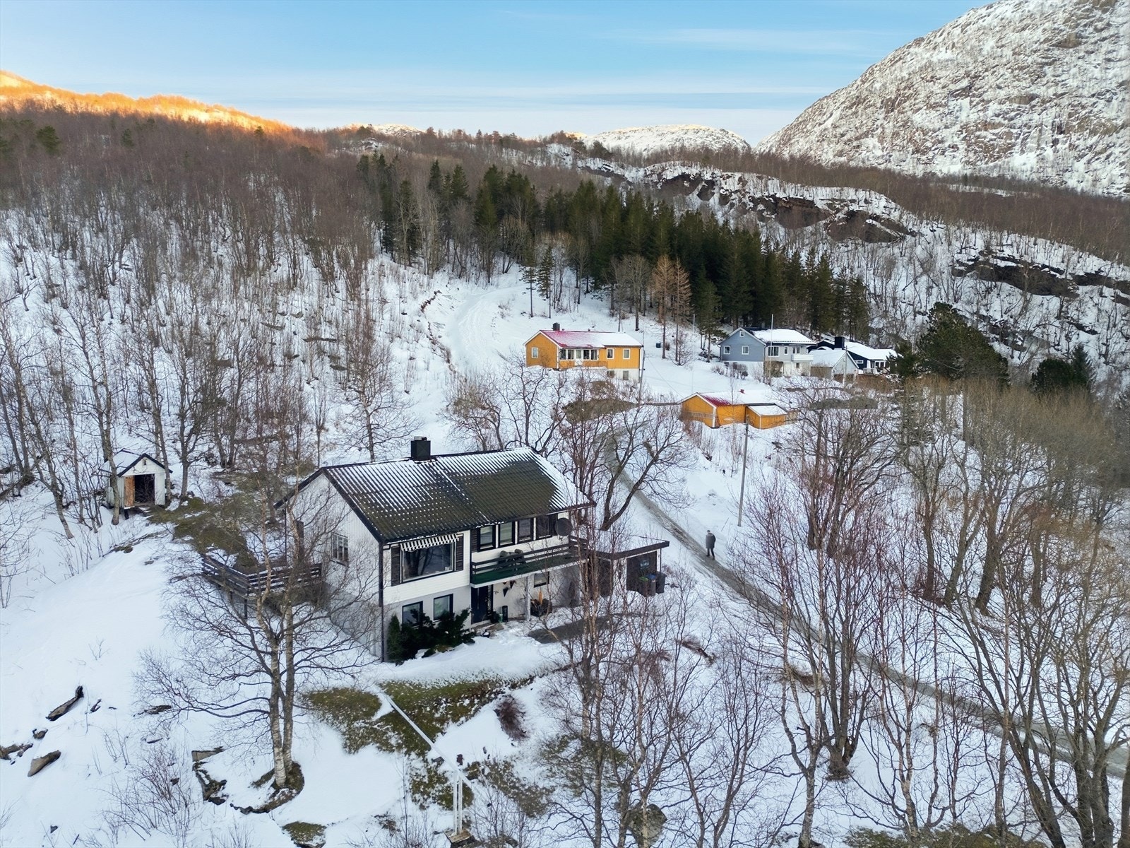 Velholdt enebolig over to plan. Galleribilde