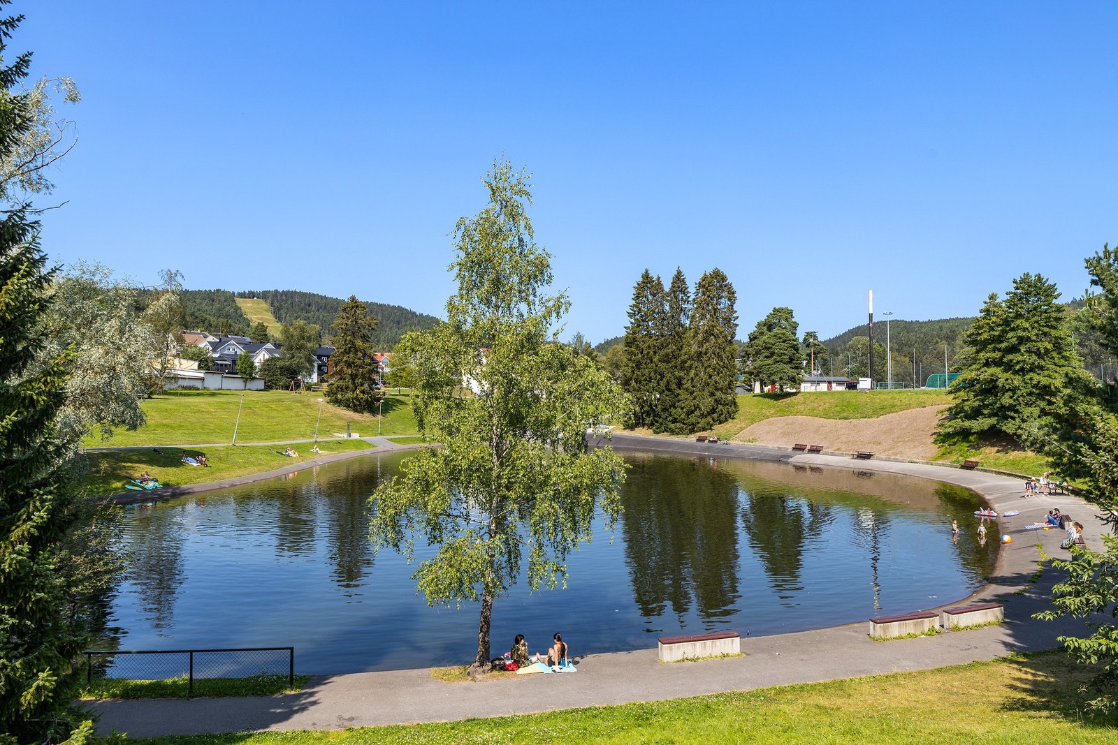 Populære badedammen ligger også i kort gangavstand Galleribilde