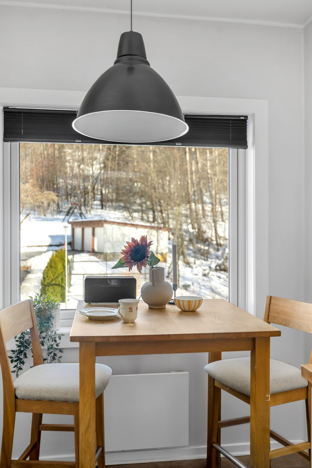 Trivelig spiseplass ved vindu Galleribilde