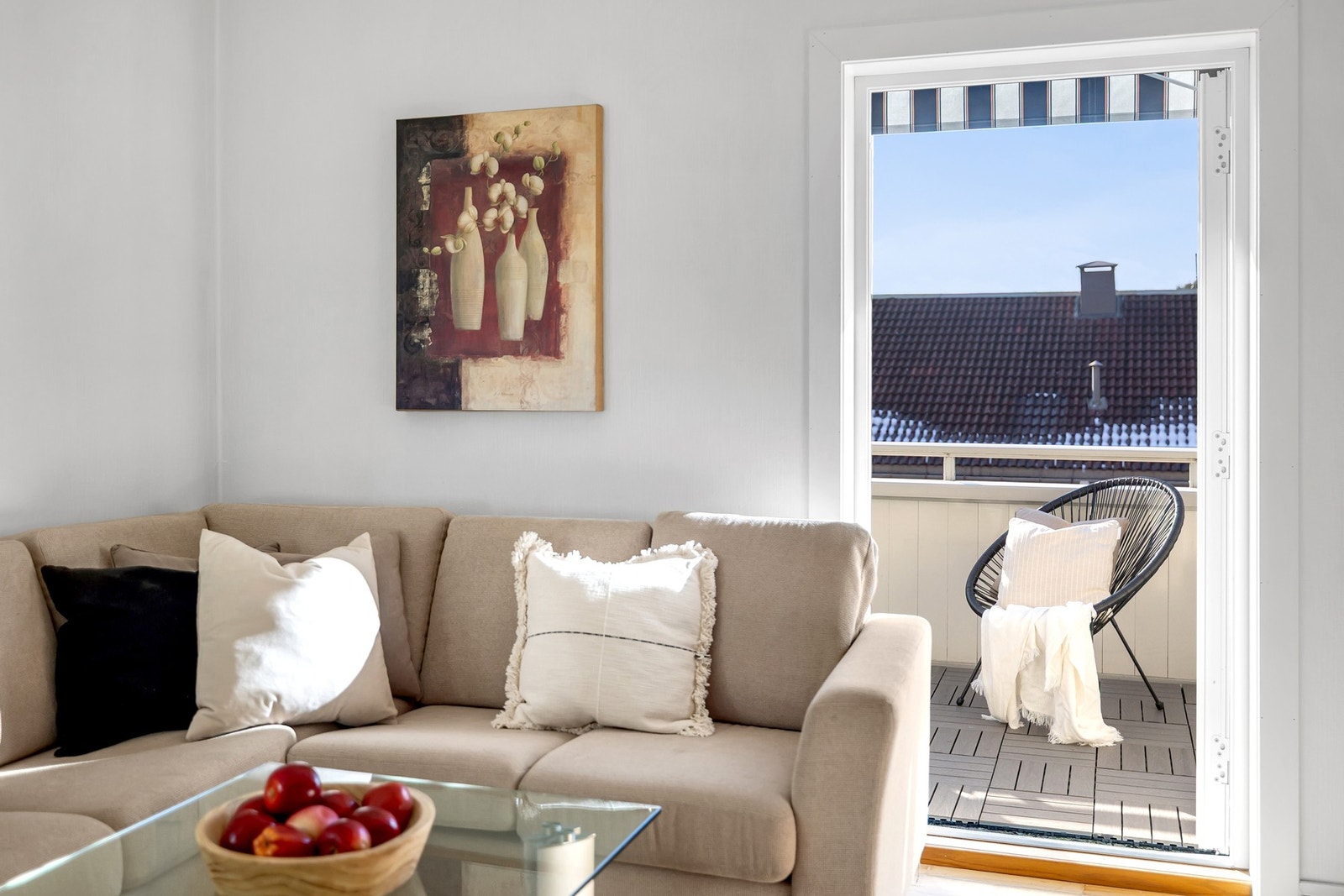 Fra stuen er det utgang til usjenert og solrik balkong Galleribilde