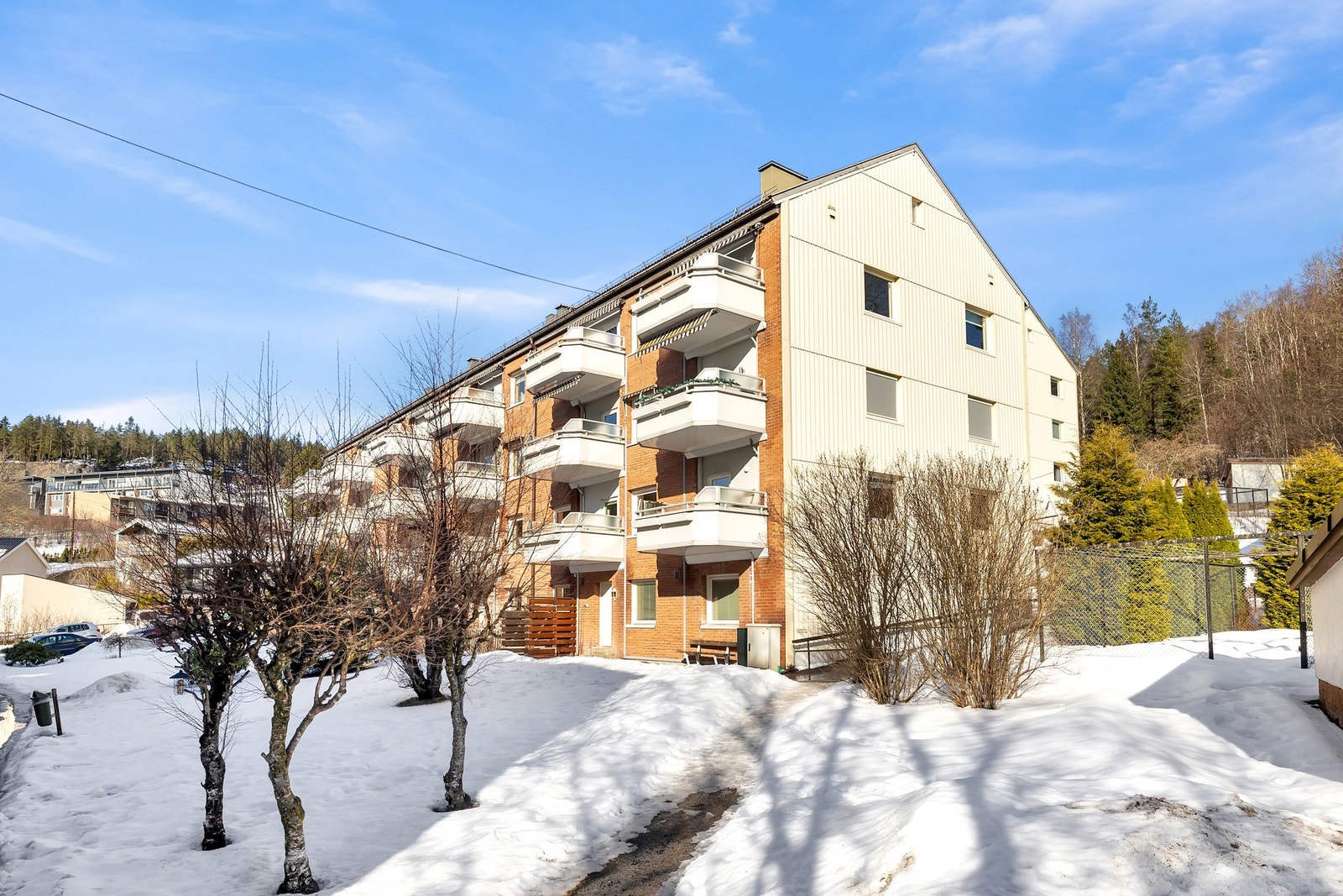 Boligen ligger svært idyllisk til, i blindvei, helt inntil skogkanten Galleribilde