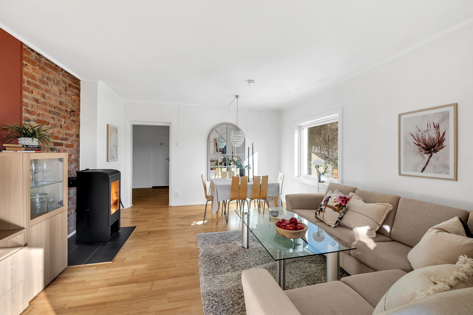 Romslig stue med god plass til sofagruppe og spisestuemøblement Galleribilde