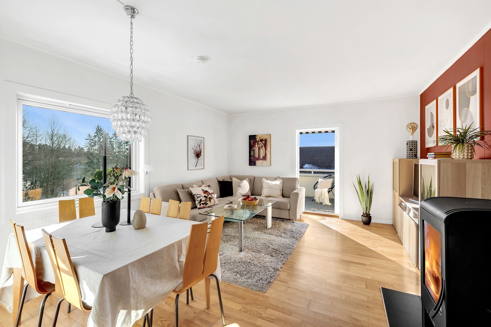 Velkommen til Dugnadsveien 15, topp- endelbolig, helt inntil marka Galleribilde