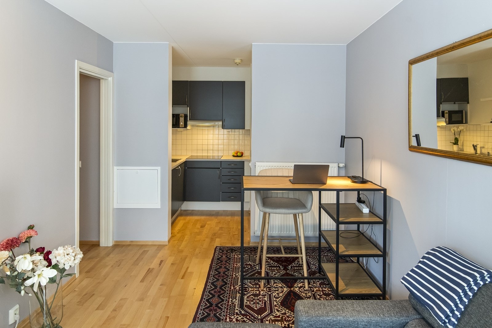 Stuen fremstår lys og har plass til sofa og spisebord Galleribilde