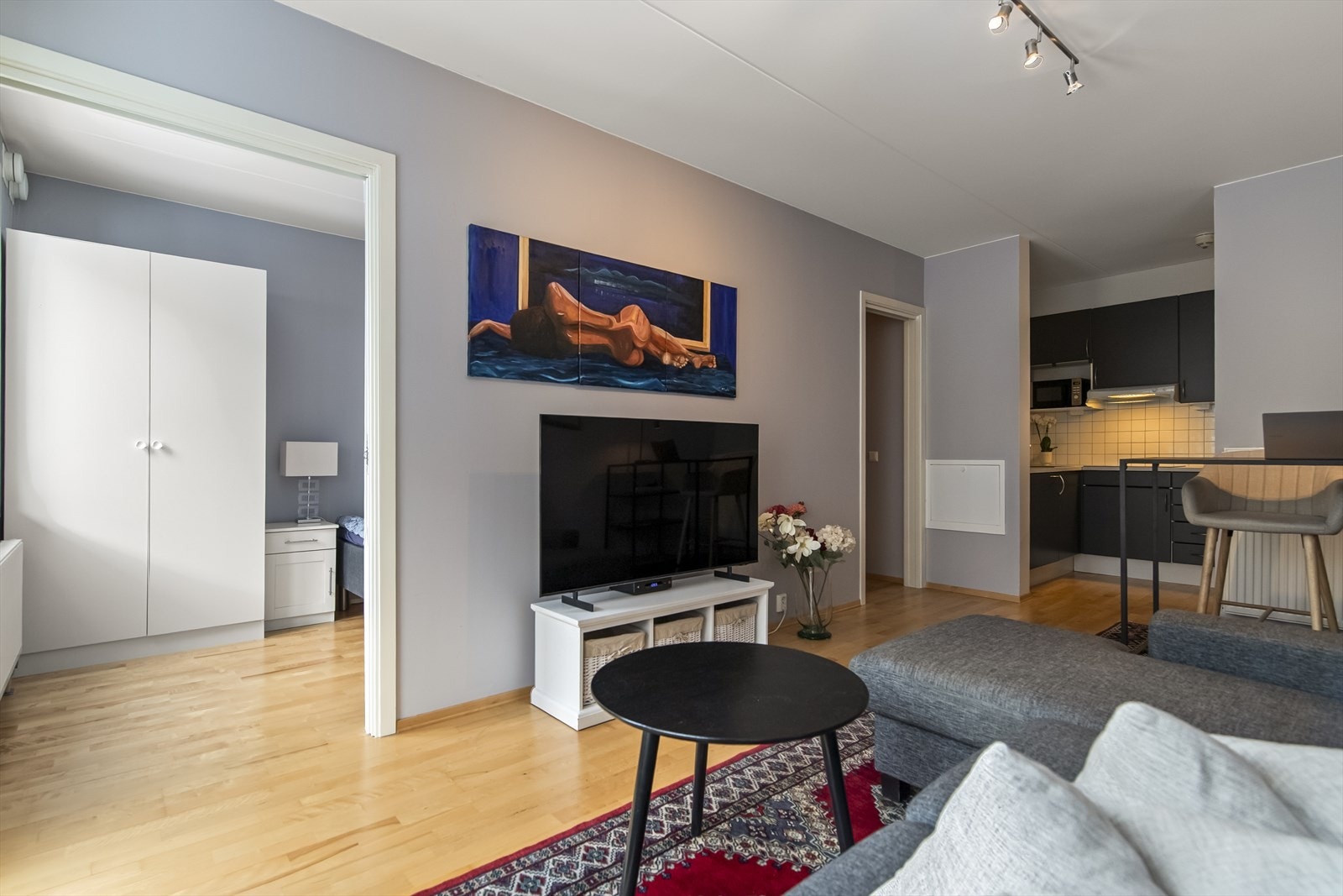 Det er dør til soverom og kontor / garderobe fra stuen Galleribilde